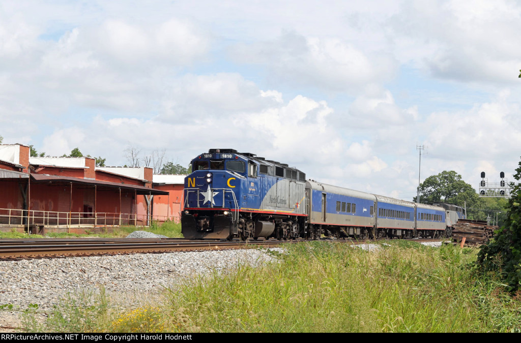 RNCX 1810 leads train 75 southbound